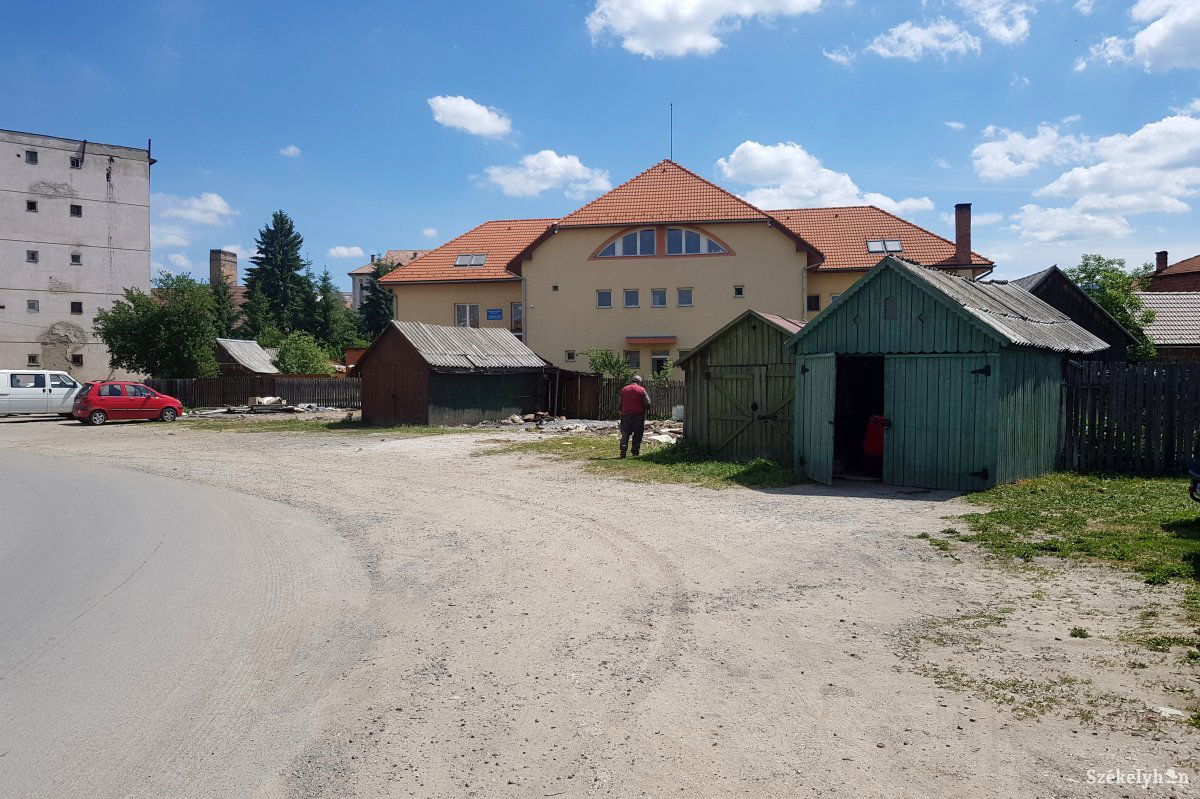 Immár nem mondhatja senki, hogy a garázsok miatt nem lehet itt fejleszteni &bullet;  Fotó: Gergely Imre