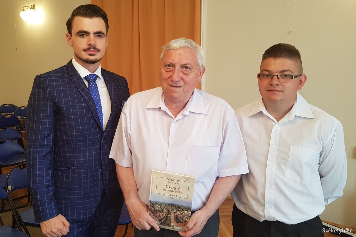 Garda Dezső két tanítványa, Daradics Áron és Fodor Csaba érdeme is a 25. könyv megjelenése &bullet;  Fotó: Gergely Imre