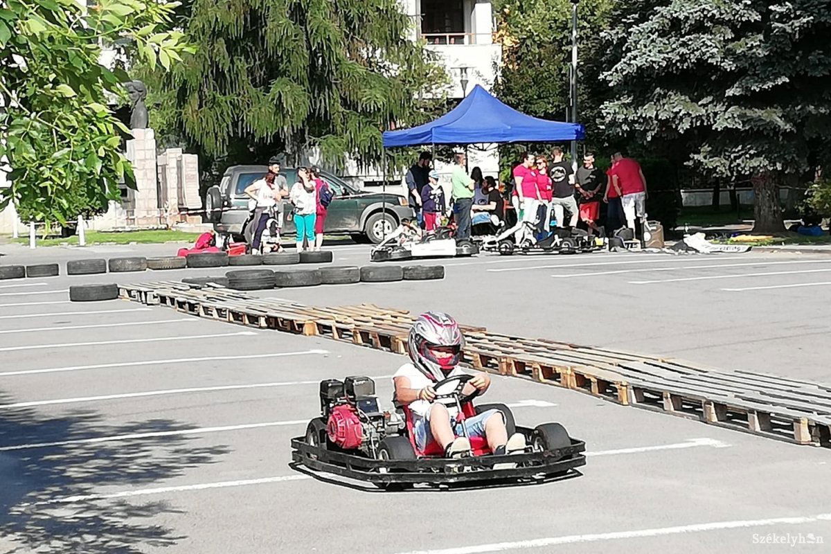 Gokartozással is hozzá lehetett járulni az adománygyűjtéshez. Csak egyike a sokféle kezdeményezésnek •  Fotó: Pethő Melánia