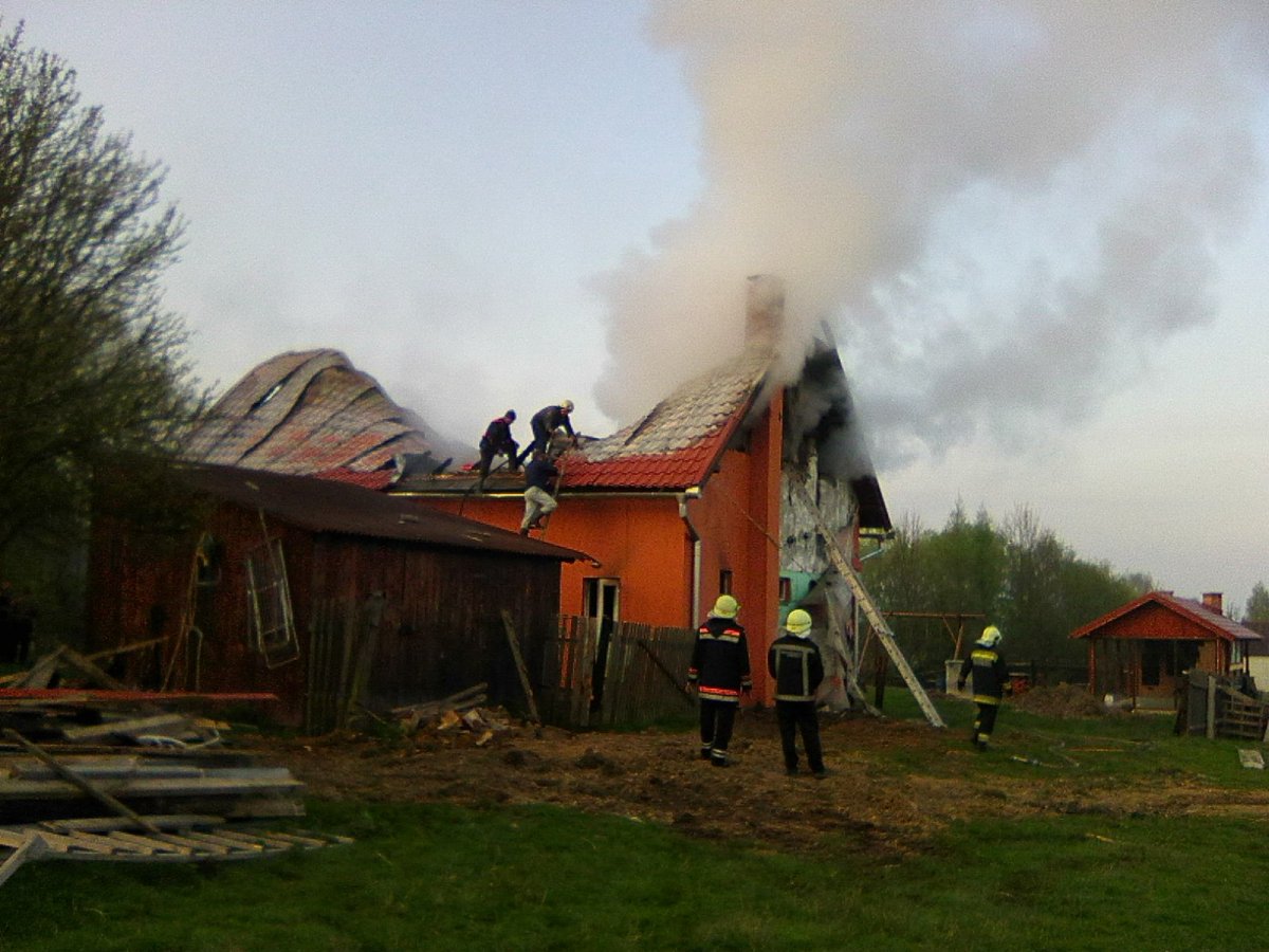 A tűzoltók helyszínre érkezésekor teljes terjedelmében égett a lakóház &bullet;  Fotó: Gyergyószárhegyi Önkéntes Tűzoltóalakulat