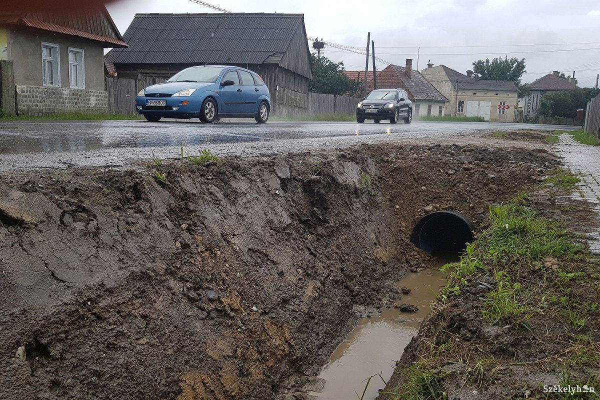 Itt, a főút mellett folyik majd le a Budai utcában összegyűlt víz •  Fotó: Balázs Katalin
