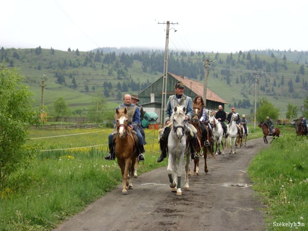 Két évtizede lovon: a huszárhagyomány összekötődött a búcsújárással &bullet;  Fotó: Baricz-Tamás Imola