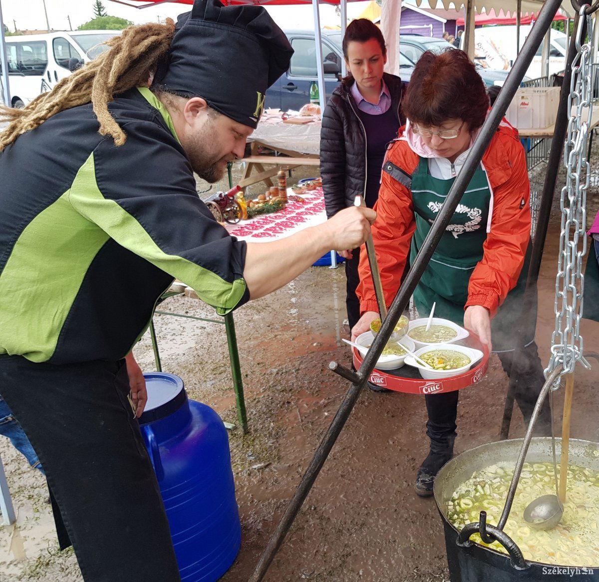 Kicsizsiga kóstoltatta meg a hurutos laskalevest a csomafalviakkal • Fotó: Gergely Imre