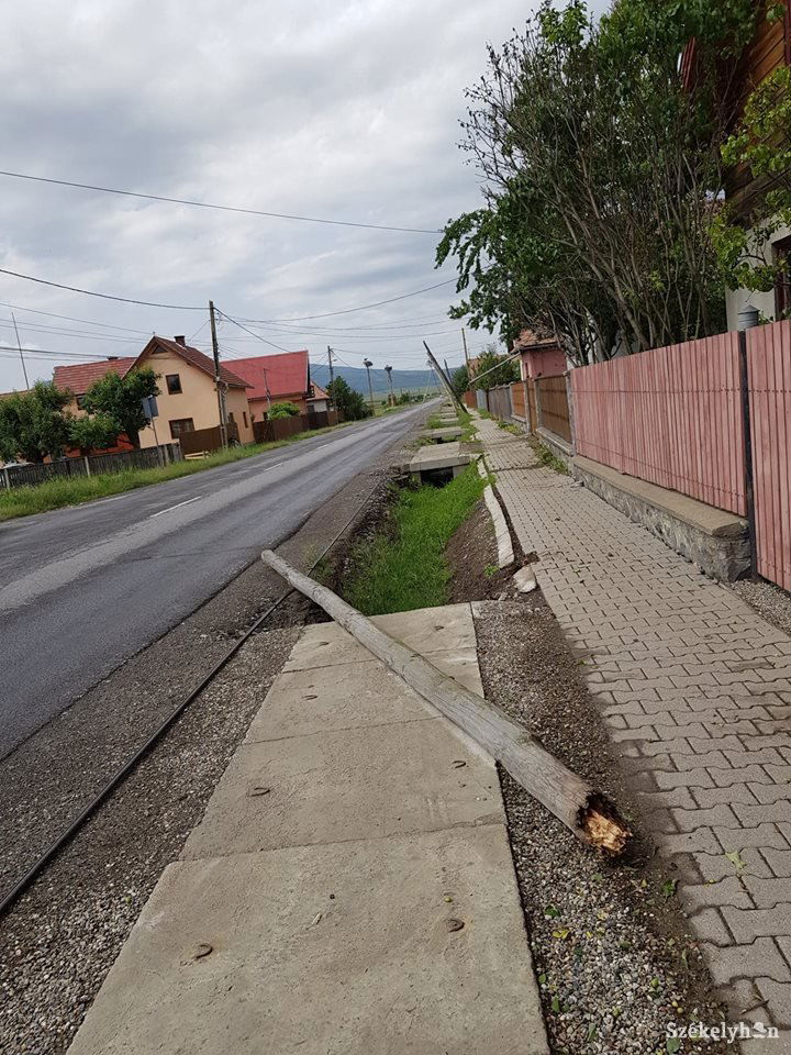 Régi, korhadt telefonoszlop Gyergyószentmiklóson. Nem kímélte a vihar &bullet;  Fotó: Balázs Katalin