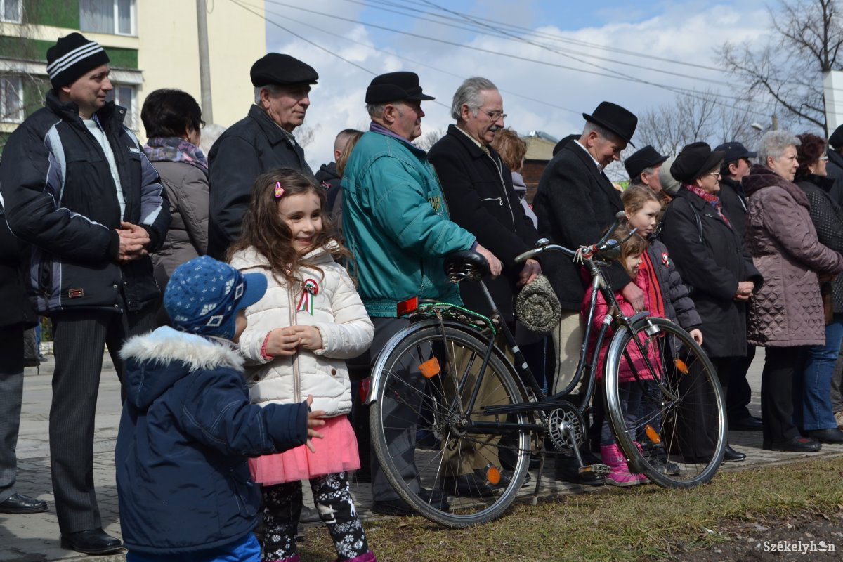 Minden generáció jelen volt a megemlékezésen, volt, aki kokárdát is viselt az ünnepen •  Fotó: Balázs Katalin