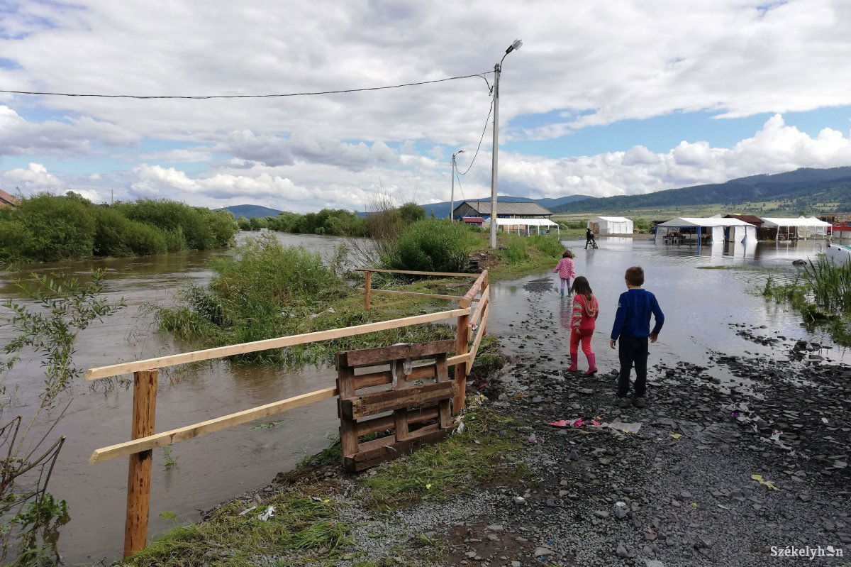 A Maros és a tóvá változott gyergyócsomafalvi piactér vasárnap • Fotó: Baricz-Tamás Imola