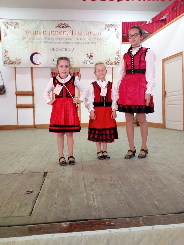 Iringó (balról), Henrietta és Zsófia a tehetségkutató oroszhegyi elődöntőntőjén. A döntőben is remekeltek • Fotó: Szabó Ágnes