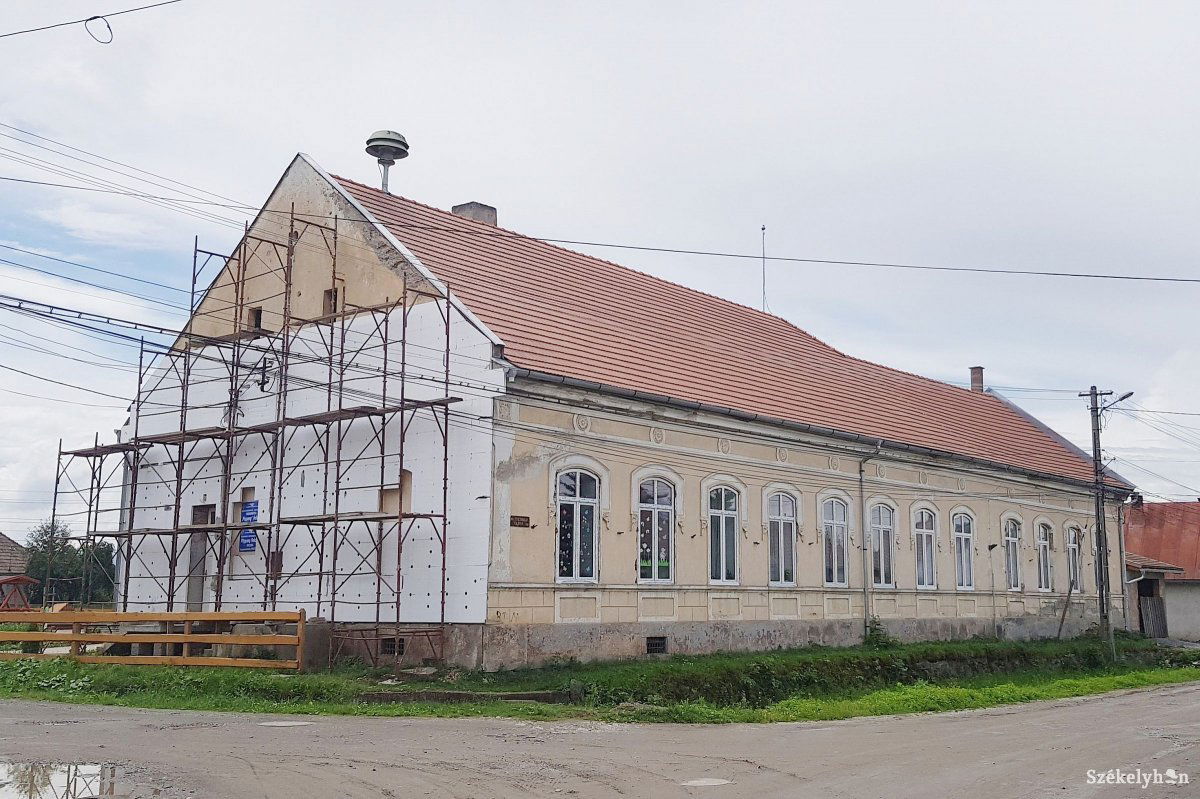 Az egykori iskolaépület. A tervek szerint a szigetelés után új épületrész toldására is sor kerül •  Fotó: Balázs Katalin