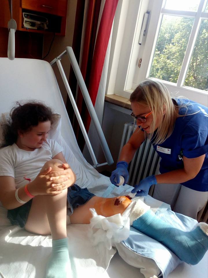 A műtét utáni napokban a kórházban kezelték Anitát, most a család ismerőseinél járni tanul &bullet;  Fotó: Neuhárdt Ottília