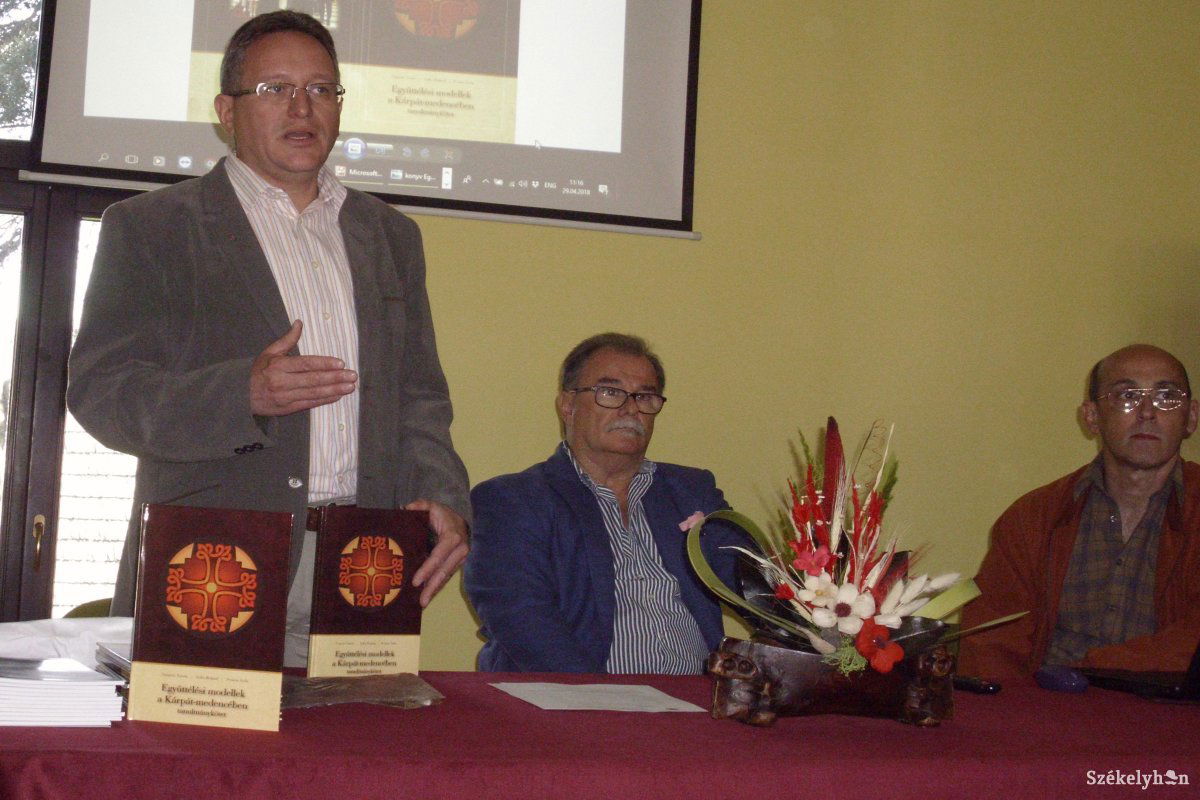 Együttélésről értekeztek, tanulmánykötetet mutattak be Gyergyószentmiklóson &bullet;  Fotó: Baricz Tamás Imola