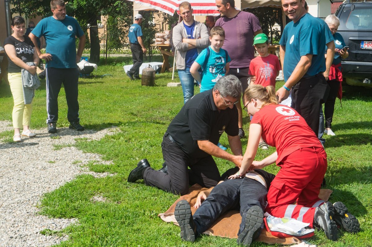Elsősegély-bemutató a Polgárőrség Napján. Bármikor jól jöhetnek az itt tanultak •  Fotó: Lukács Géza
