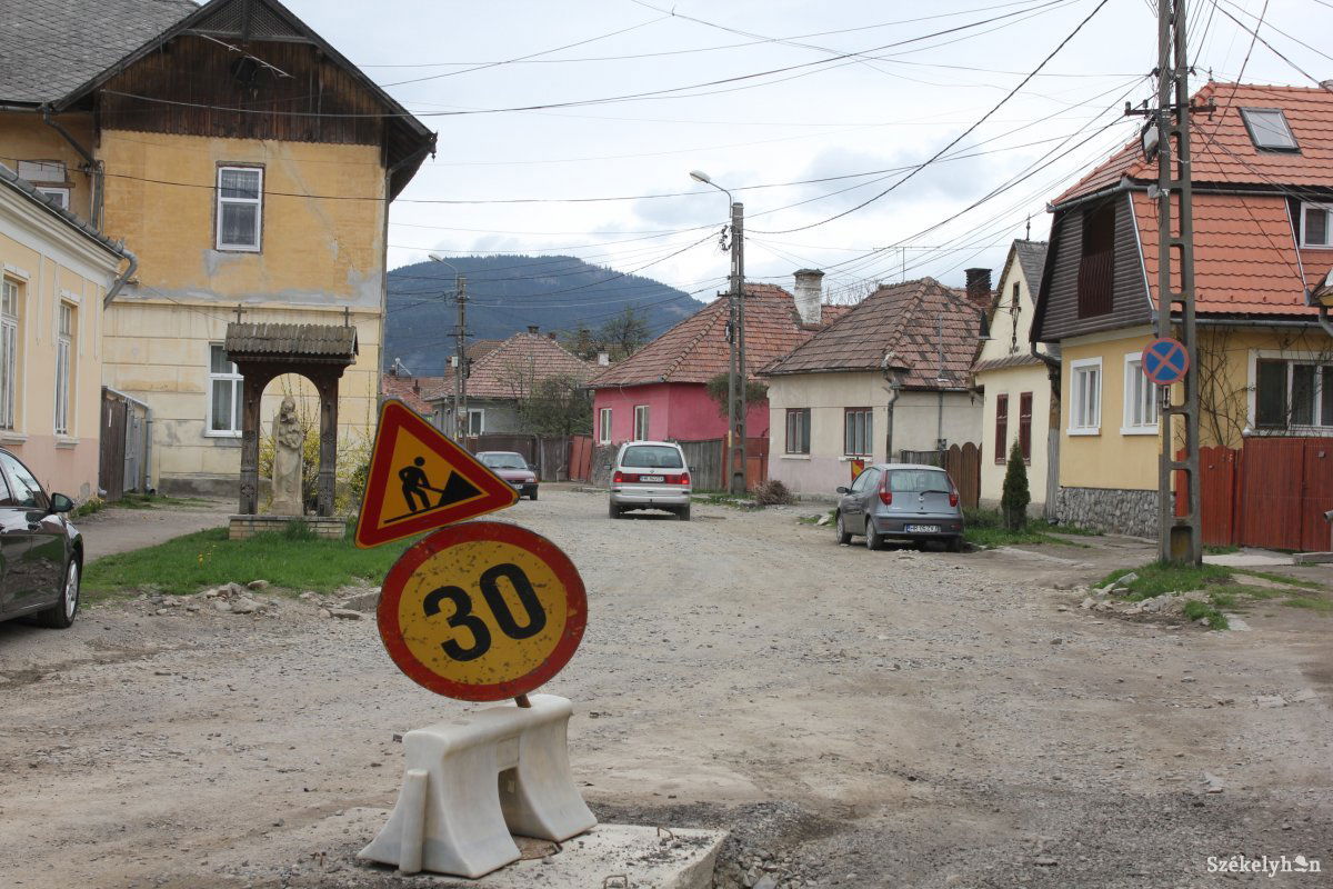 Még a képen látható korlátozás van érvényben, napokon belül viszont szakaszos útlezárásokra kell számítani a Rákóczi utcában •  Fotó: Pethő Melánia