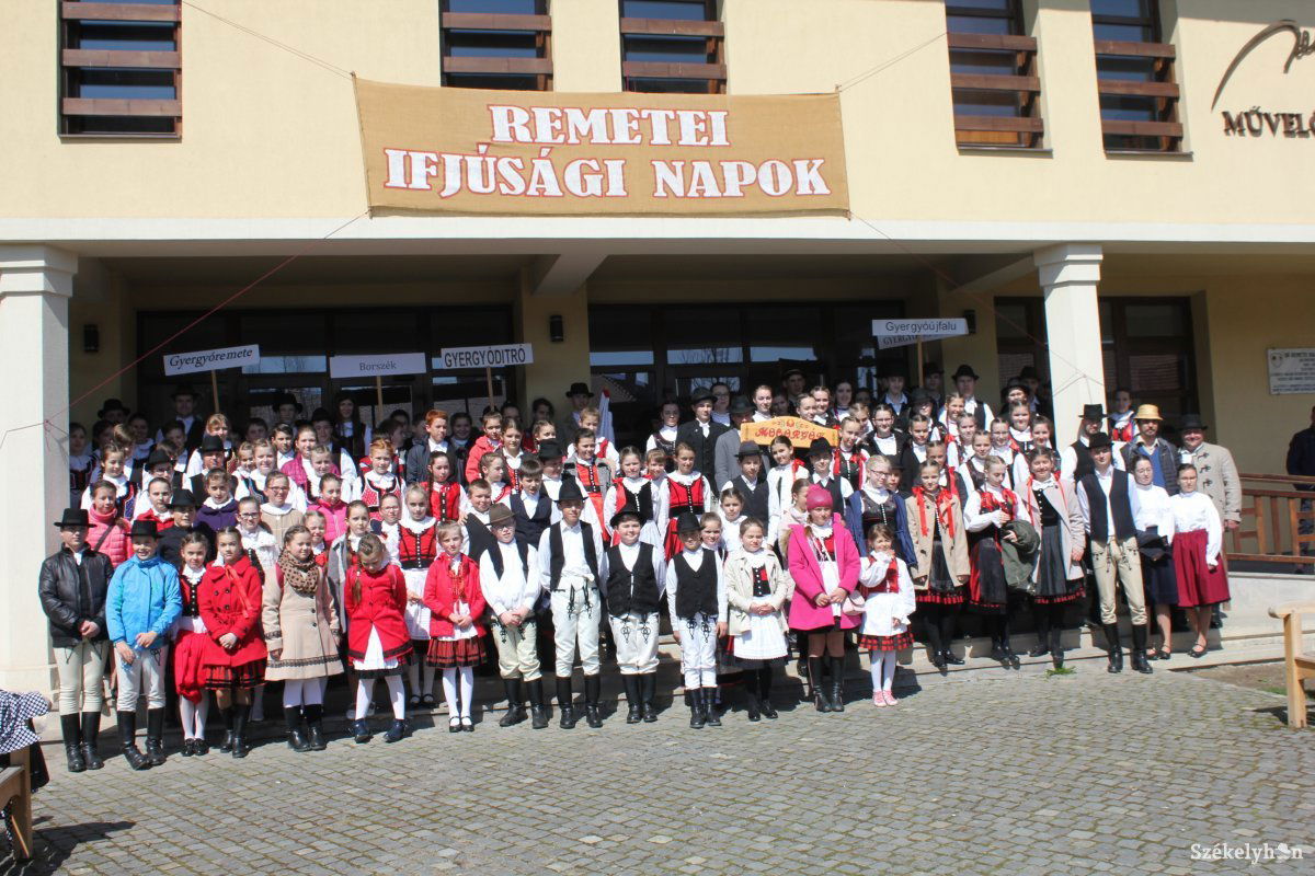 Öt település néptáncosai találkoztak Remetén &bullet;  Fotó: Baricz Tamás Imola