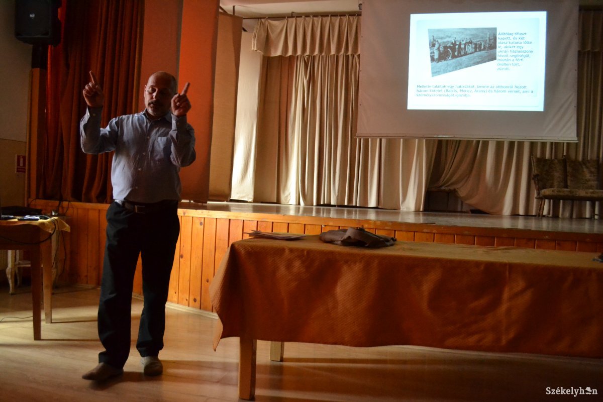 Életrajzi adatokkal tűzdelt, átfogó ismertetést hallgathattak a diákok Ferenczi Attila előadásában &bullet;  Fotó: Pethő Melánia