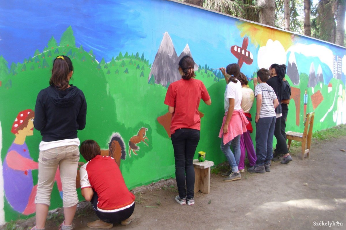 Álmok díszítik a sikátor falát. Augusztusban fiatal felnőttek is ecsetet vesznek kezükbe. Archív • Fotó: Tamás Gyopár