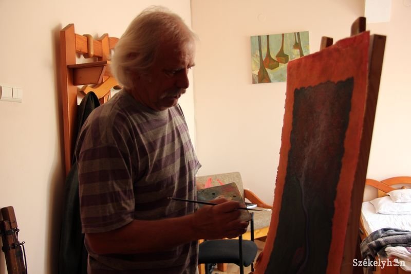 Szakács Imre a Szárhegyi Művésztelep 2011-es Klasszikusok Nemzetközi Alkotótáborában. Archív &bullet;  Fotó: Pethő Melánia