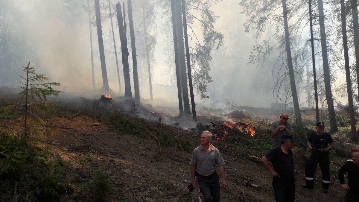 Folyamatos készenlét mellett sem biztos, hogy eső nélkül kioltható a tűz &bullet;  Fotó: Maroshévízi tűzoltóság