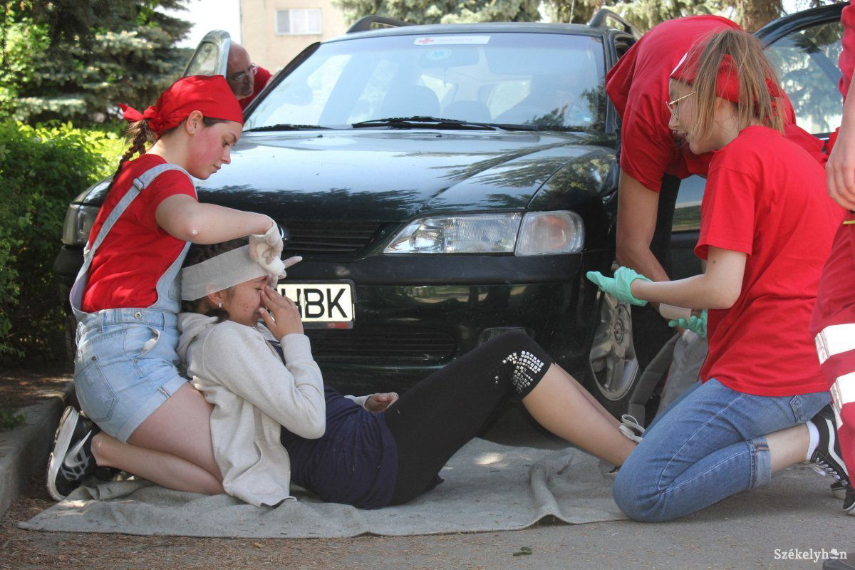 Felkészültségükről több „éles helyzetben” kellett bizonyítsanak az elsősegélynyújtók • Fotó: Pethő Melánia