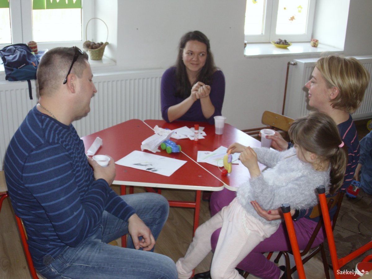 A waldorfos óvónő a szülők kérdéseire is válaszolt • Fotó: Baricz Tamás Imola