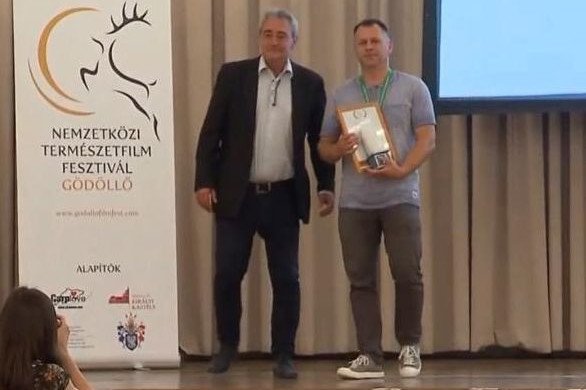 Zsigmond Attila a díjátadón. Két alkotással is előkelő helyezést ért el a gödöllői filmszemlén • Fotó: M1 Televízió