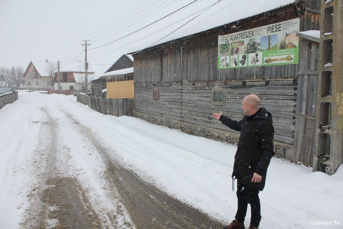 Danguly Ervin mutatja a Tőkés utcát: papírburkolat már rég lehetne &bullet;  Fotó: Gergely Imre