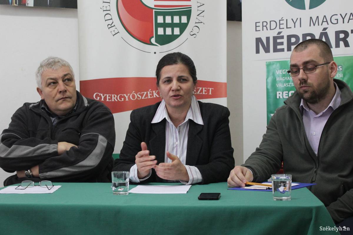Kolcsár András, Bákai Magdolna és Tőkés Lehel. Regisztrációra és szavazásra buzdítanak •  Fotó: Gergely Imre