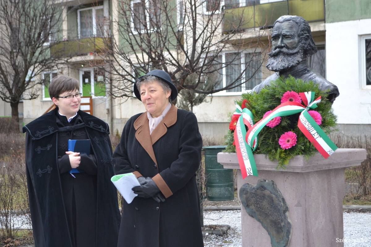 Tőkés-Bencze Zsuzsanna lelkész és Kisné Portik Irén néprajzkutató szólt a megemlékezőkhöz •  Fotó: Balázs Katalin