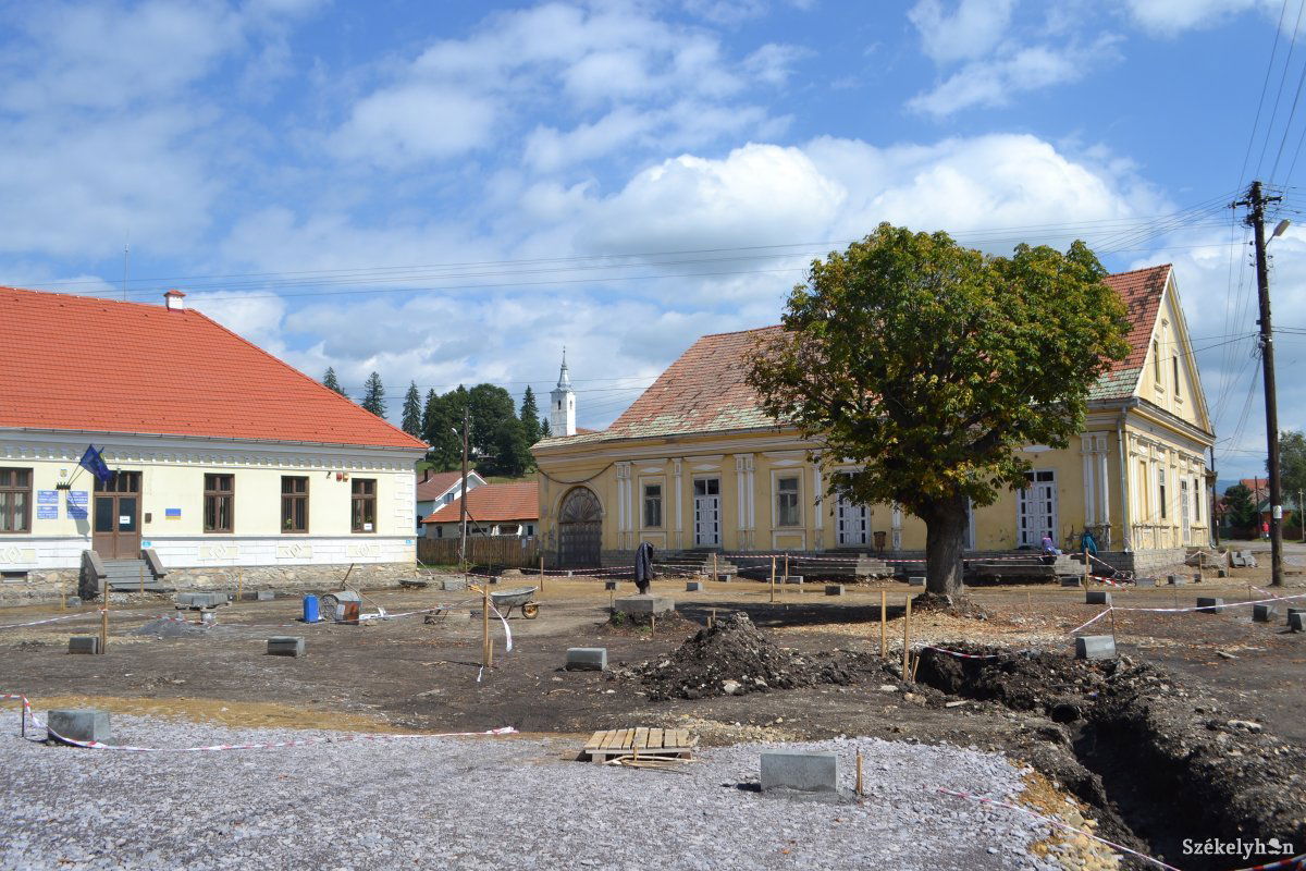 A Fincodrumnak nem ez lett volna az első munkája Szárhegyen. A főtér átépítésénél is ez a cég dolgozott &bullet;  Fotó: Balázs Katalin