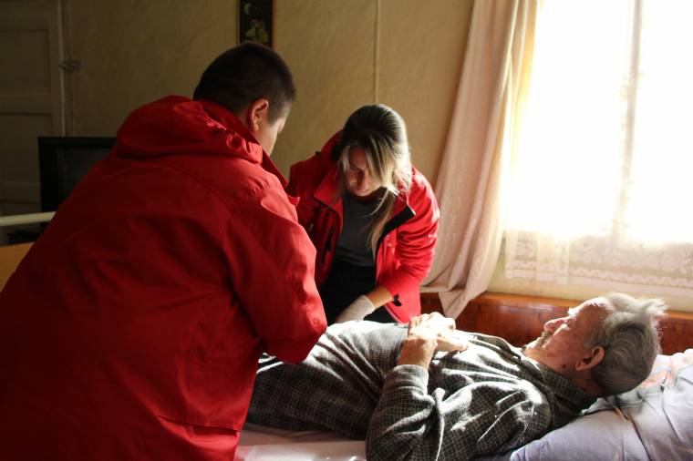 Hiába várják a megígért veszélyességi pótlékot a szociális rendszerben dolgozók