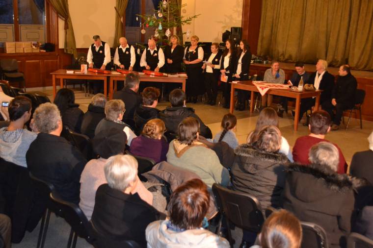 Verseskötetében tovább él az alfalvi citerakészítő