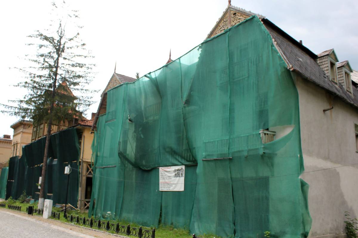 Takaróháló alatt a magántulajdonú romos épületek. Egyelőre sikertelen felújításuk ösztönzése •  Fotó: Gergely Imre