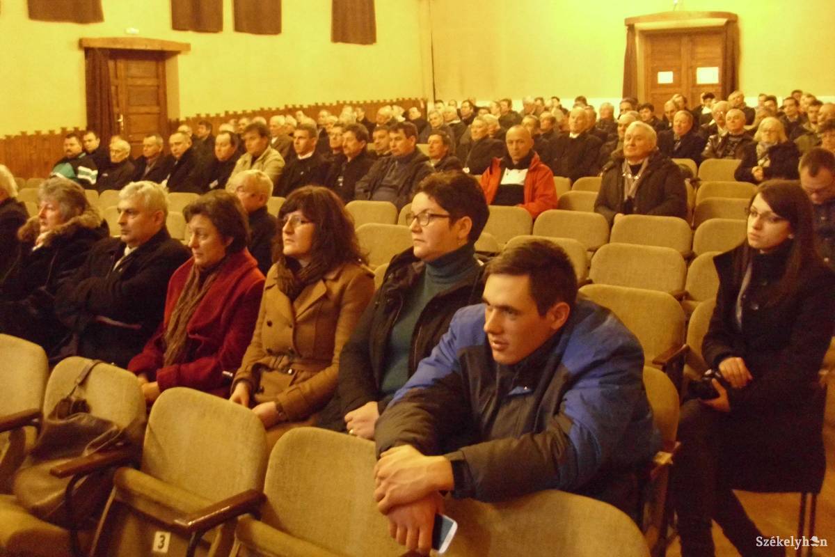 Több kérdést is felvetettek a csomafalviak a fórumon •  Fotó: Tamás Gyopár