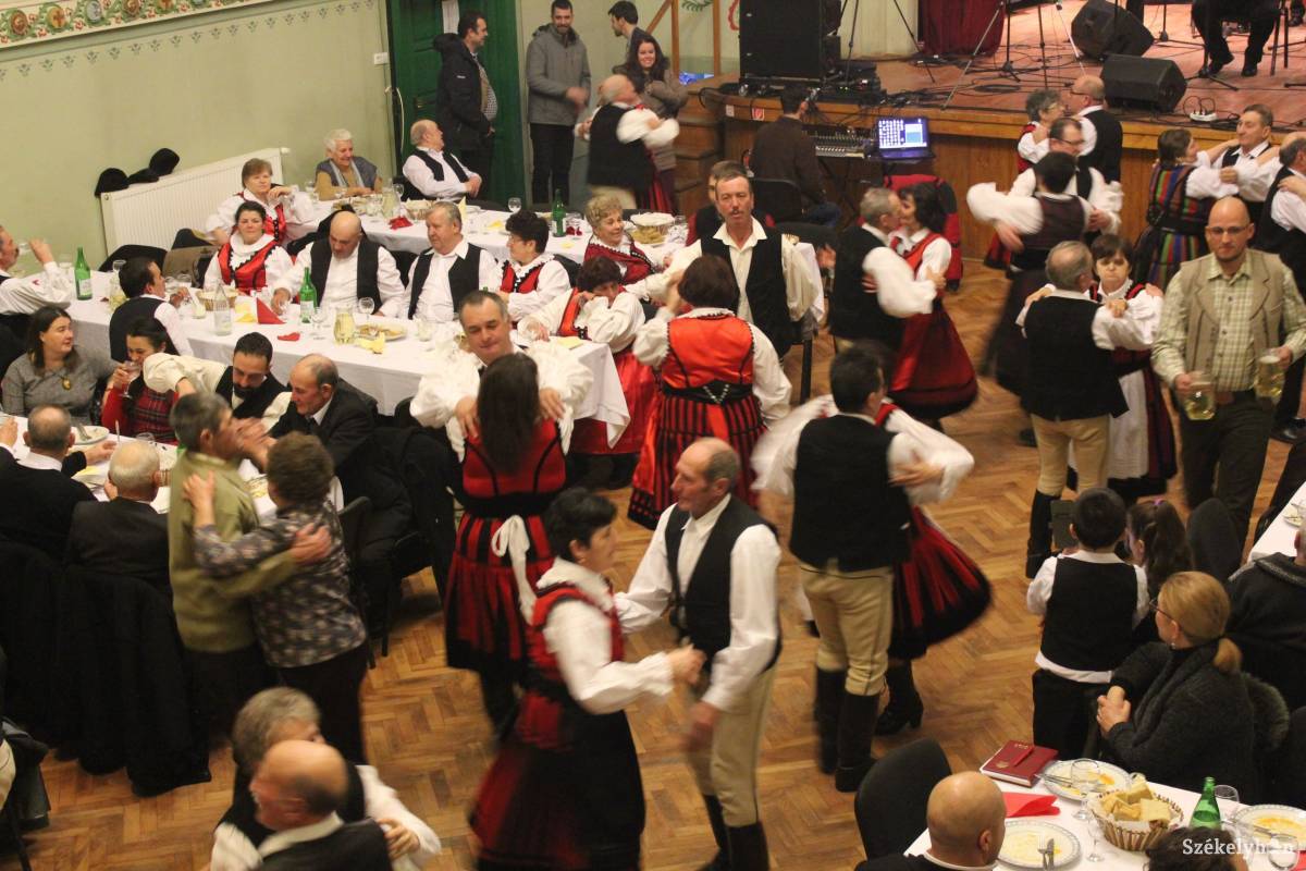 A bálon sikerült újabb, eddig nem ismert adatközlőket is felfedezni •  Fotó: Pethő Melánia