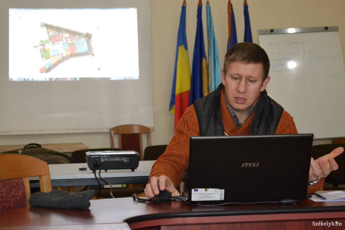 Madaras Péter építész szerint a parkolással van a legnagyobb probléma •  Fotó: Balázs Katalin