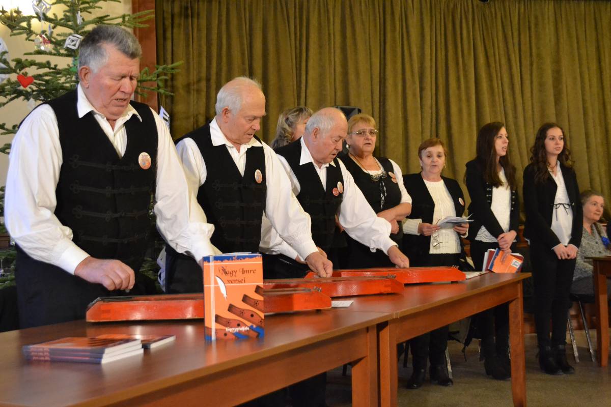 Nagy Imrét idézték a citeráscimborák, az unokák •  Fotó: Balázs Katalin