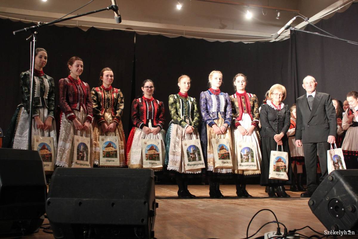 Bálban a gyergyói települések adatközlői. Van kitől átörökíteni a hagyományos lépéseket •  Fotó: Pethő Melánia