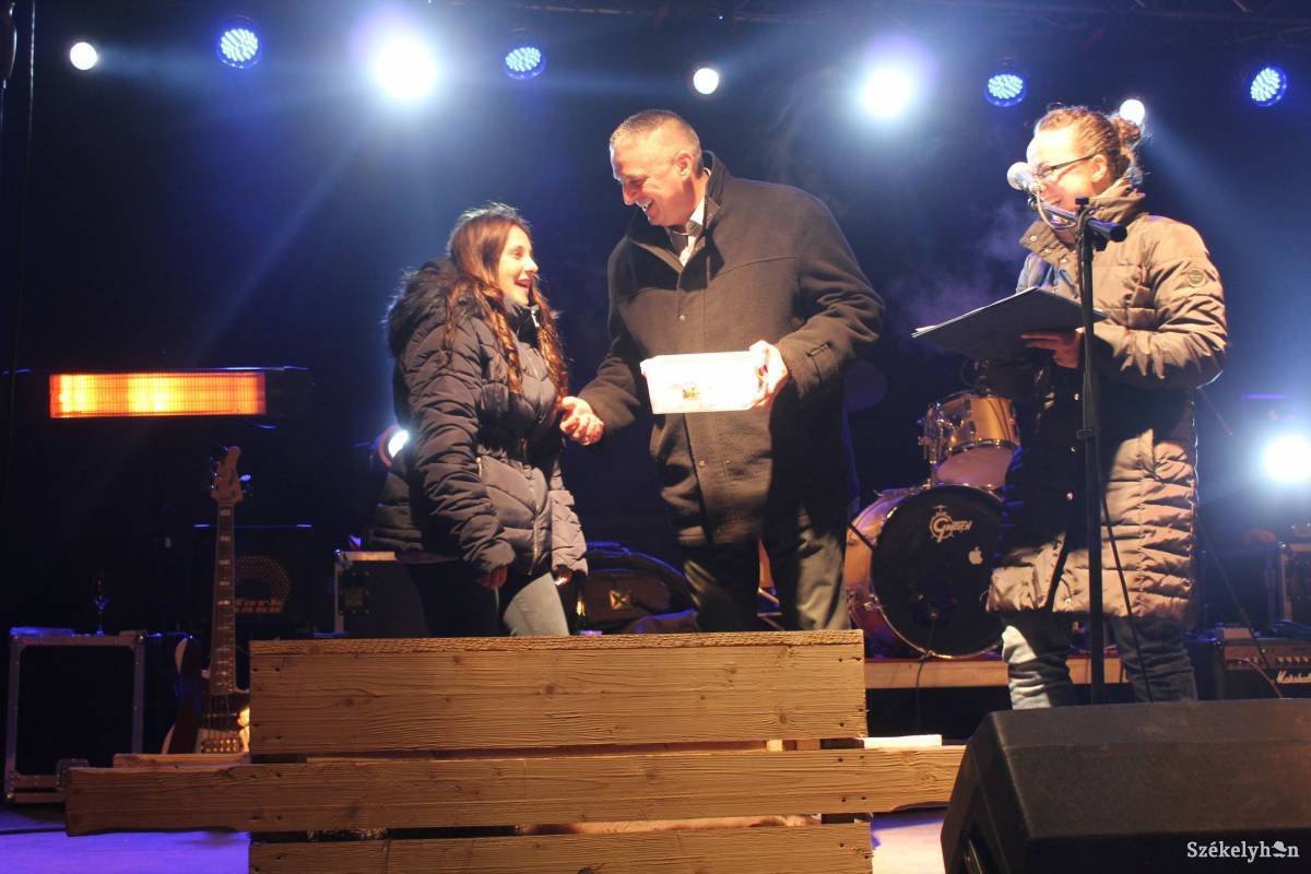 Az újfalvi Veress Noémi (fotón balról) nyerte a szerencsemalacot •  Fotó: Pethő Melánia