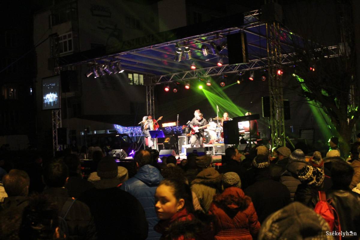 Szabadtéri szilveszteri buli, sok résztvevővel •  Fotó: Pethő Melánia