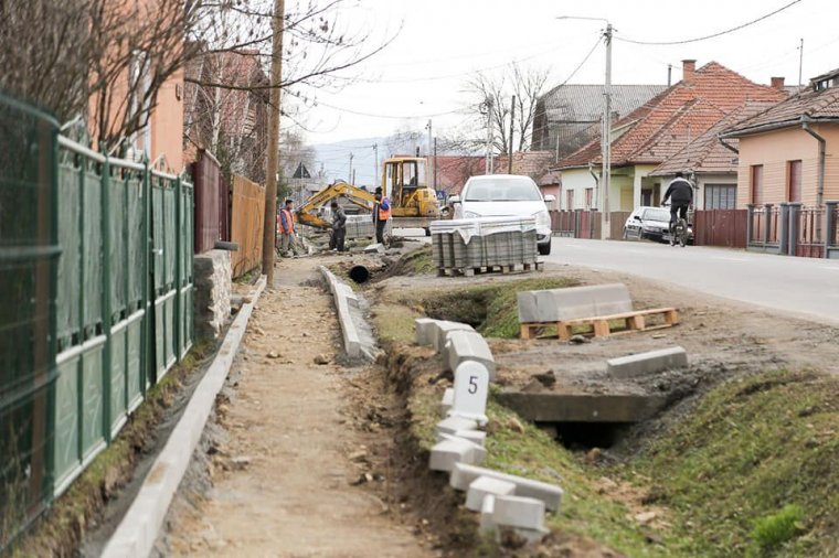Utakat aszfaltoznak, járdákat építenek Gyergyószéken