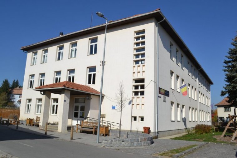 Okostévékkel is felszerelik az iskolát, de az oktatás szintjének fejlesztését is elvárják