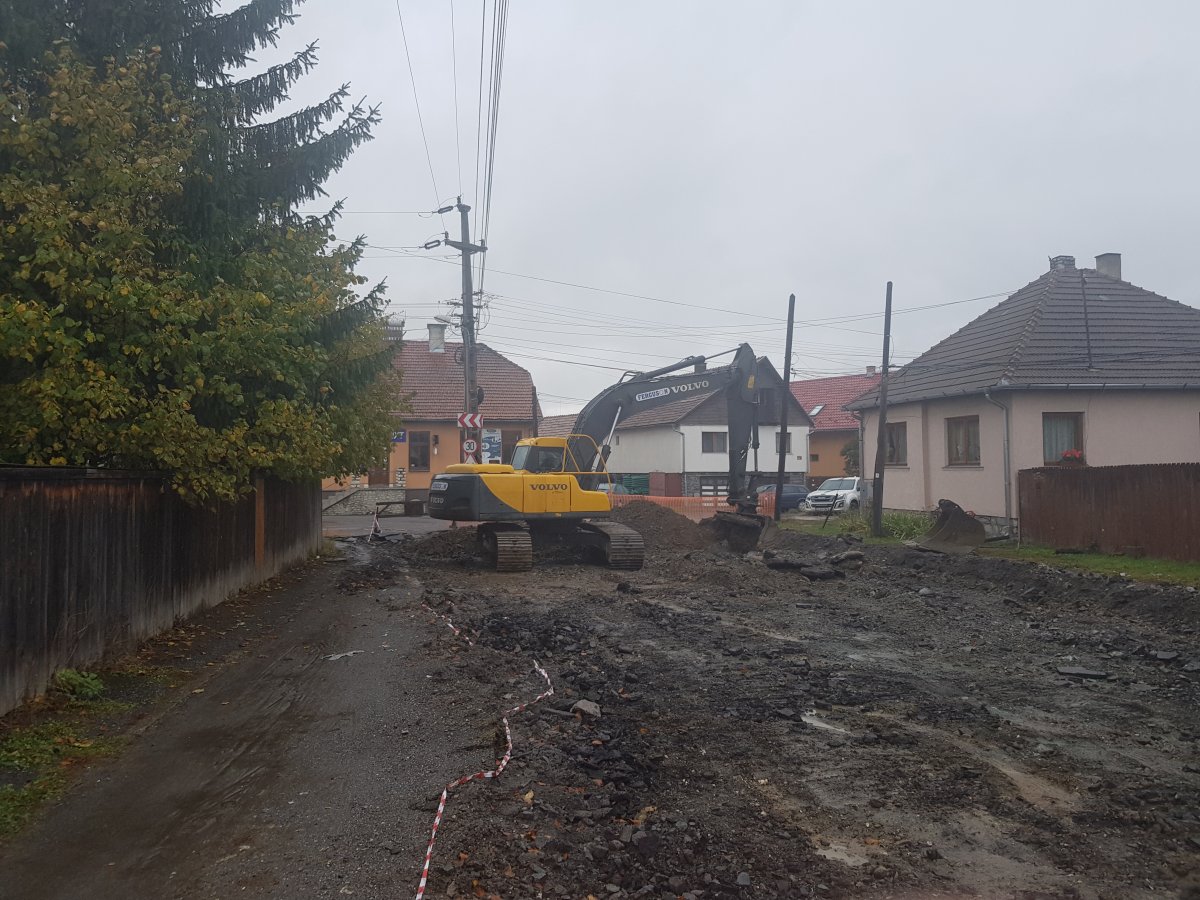 Ebben az évben csak a Dózsa György utcában dolgozik az útépítő •  Fotó: Gergely Imre