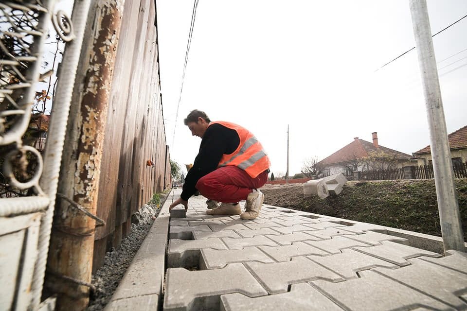 Épül a járda Csomafalván •  Fotó: Hargita Megye Tanácsa