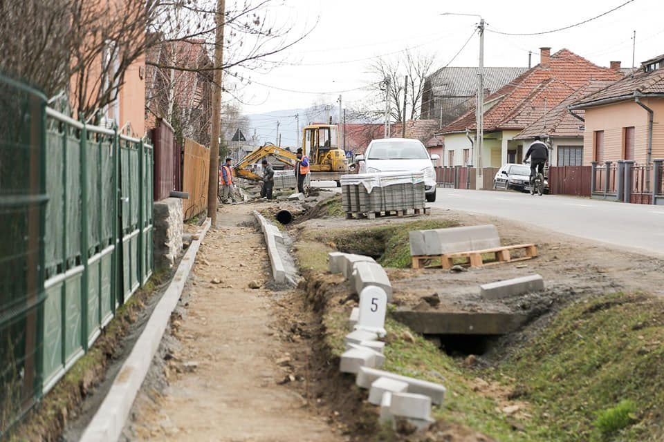 A járdák mellett útépítésre is költenek ebben az évben a szokásos kátyúzás és útkarbantartási munkálatok mellett. Képünk illusztráció •  Fotó: Hargita Megye Tanácsa