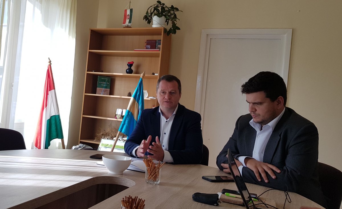 Mezei János és Sorbán Örs megosztják a munkát •  Fotó: Gergely Imre