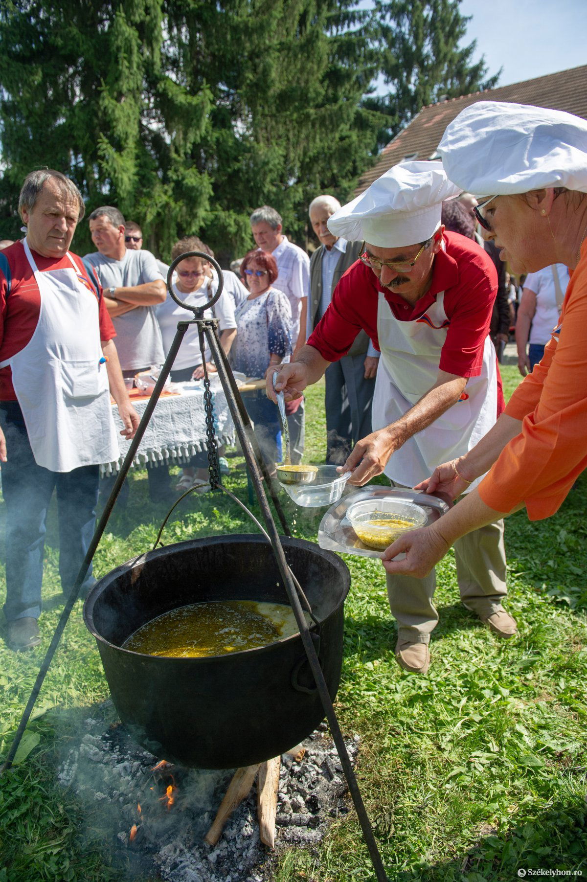 Több üstben főtt az örmény ángádzsábour leves •  Fotó: Beliczay László
