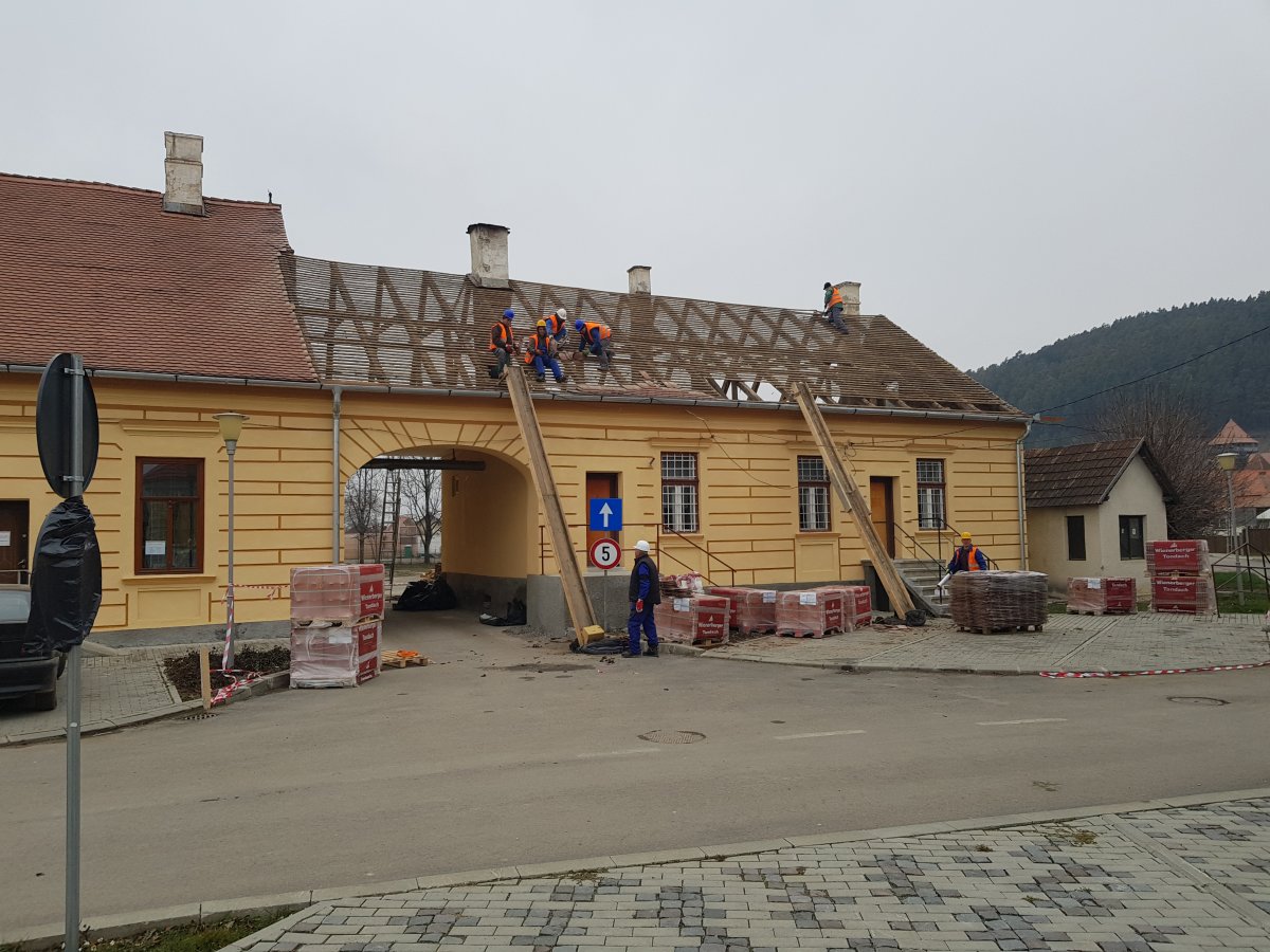 Dolgoznak a falu központjában a patika újrafödésén •  Fotó: Gergely Imre