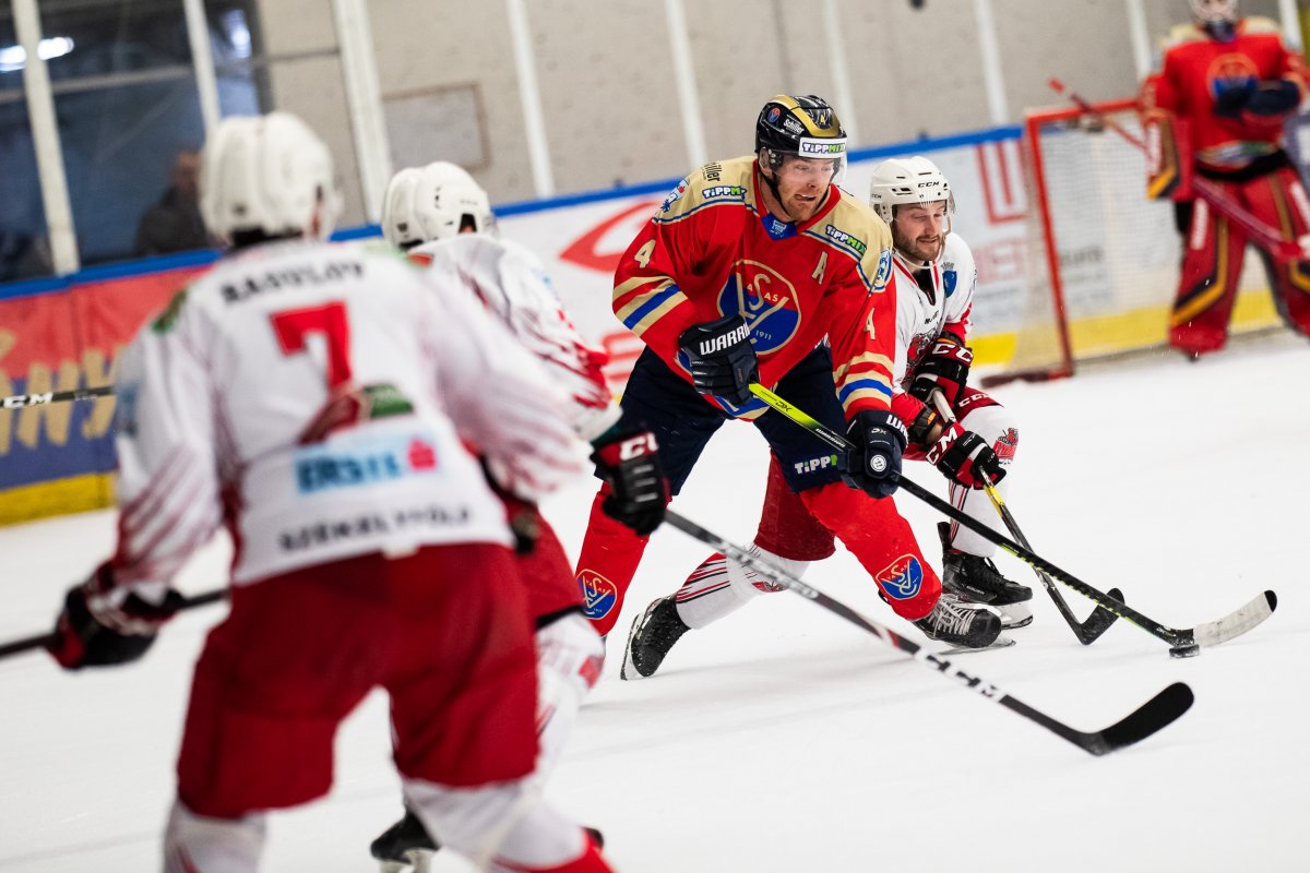 &bullet;  Fotó: Schiller-Vasas