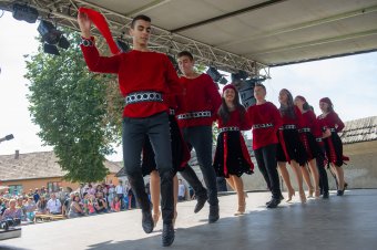 Karabakhból érkező örmények mutatják meg a táncukat, kultúrájukat Gyergyószentmiklóson