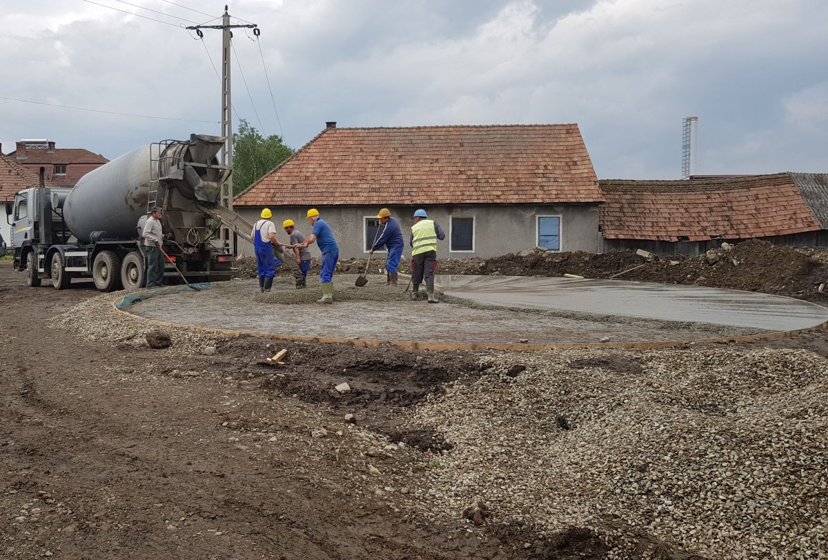 Betonoznak, de a nyár helyett iskolakezdésre készülhet el a szabadidőpark 