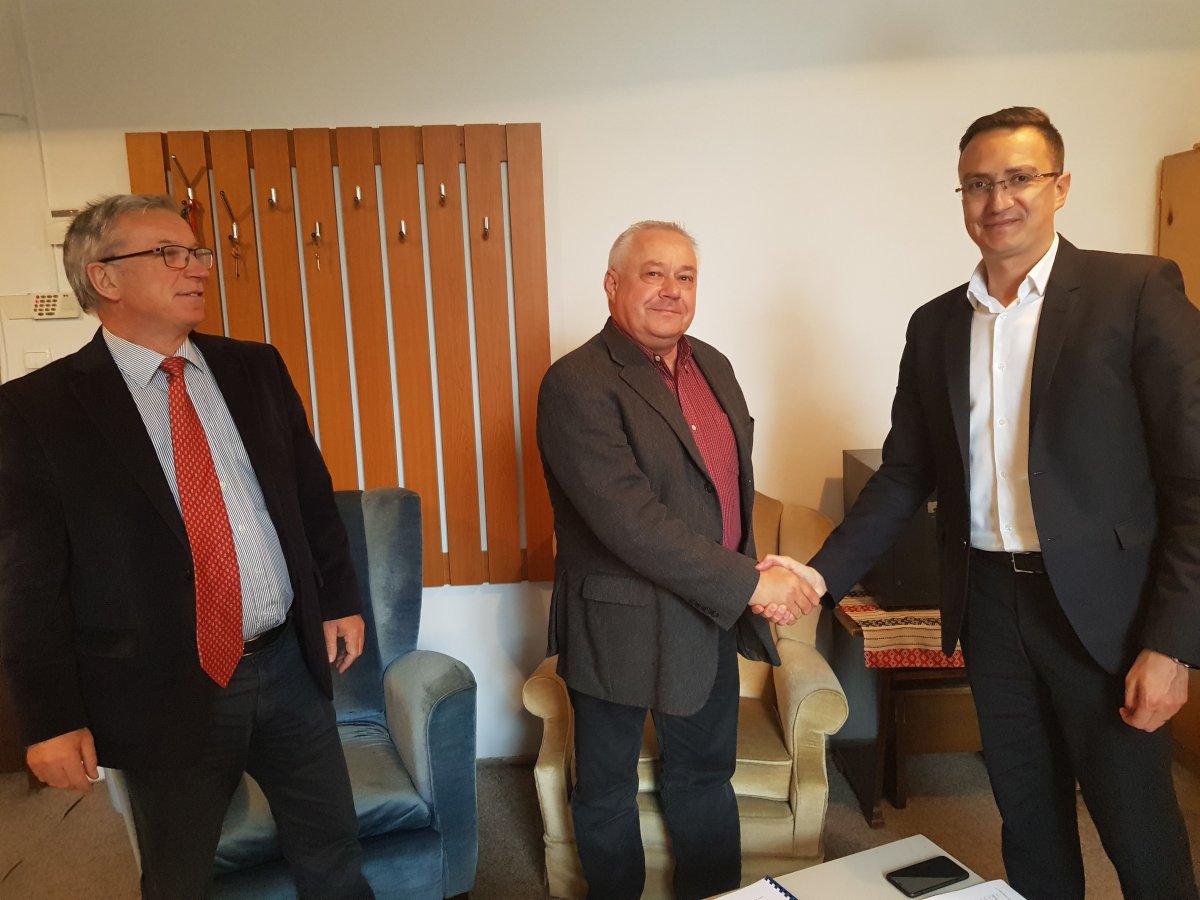 Kajtár László és Terbe Zoltán adta át a dokumentációt Gyergyószentmiklós polgármesterének 